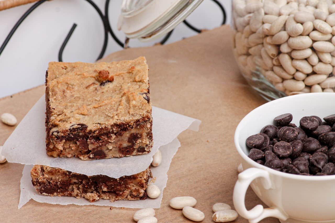 How to Make Healthy and Delicious Vegan White Bean Blondies